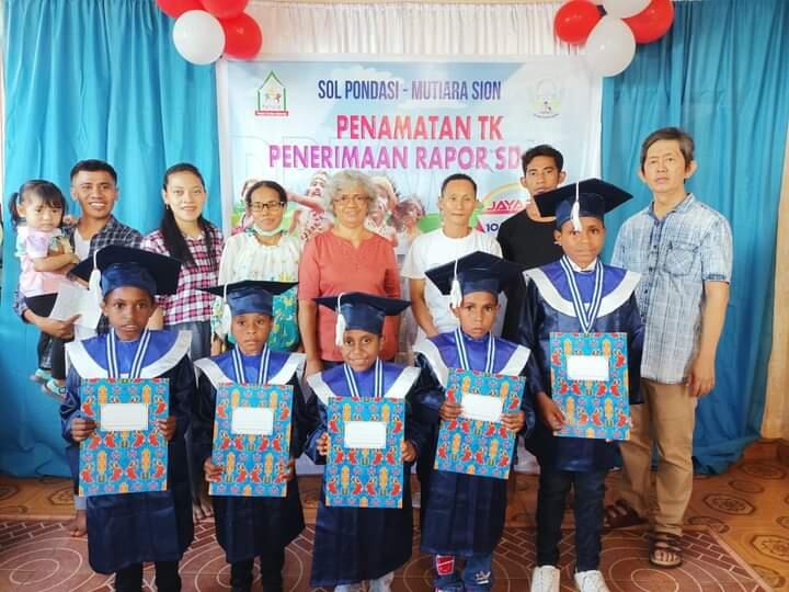 Siswa siswi pondasi Jayapura 