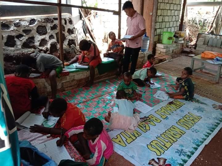 Bapak Reza dan Ibu Susi Belajar bersama anak anak Yato