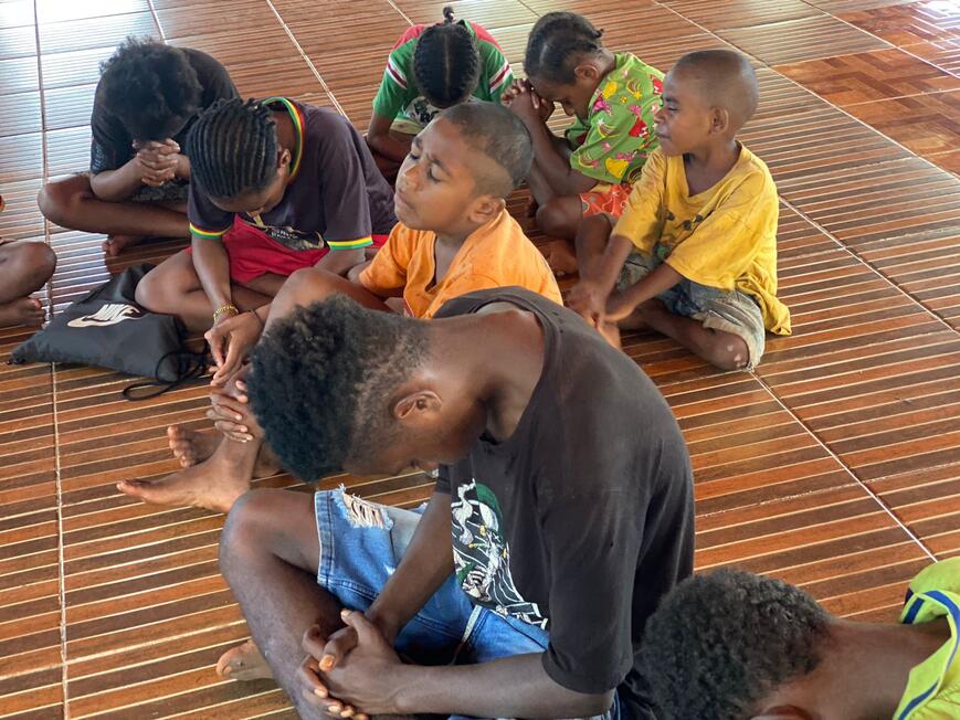 Anak anak Berdoa untuk Kedamaian Tanah Papua